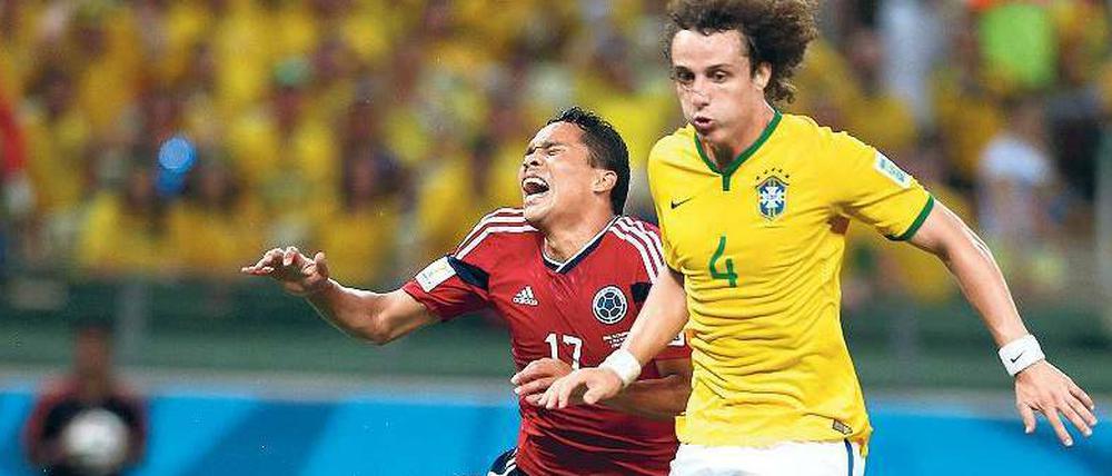 Stil der Gesetzlosen. Brasiliens Torhüter Cesar springt mit beiden Beinen voran in
