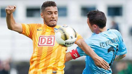 Herthas Hany Mukhtar (l.) im Zweikampf mit Ümit Ergirdi.