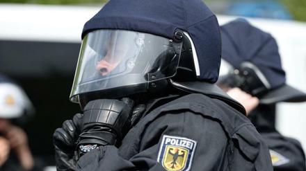 Helmpflicht nicht nur auf der Straße, sondern auch auf der Baustelle. Die Bundespolizei baut eine neue Zentrale.