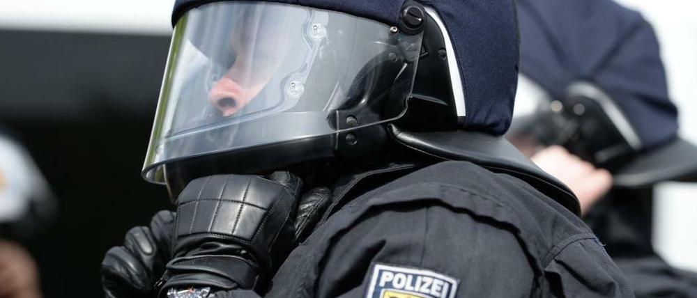 Helmpflicht nicht nur auf der Straße, sondern auch auf der Baustelle. Die Bundespolizei baut eine neue Zentrale.