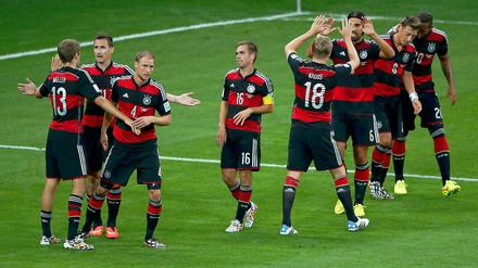 Dauerabklatschen. Gegen Brasilien spielt sich die deutsche Fußballnationalmannschaft in einen Rausch.