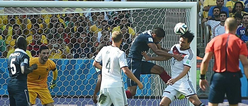 Ein guter Verteidiger springt so hoch, wie er muss. Mats Hummels verwertet eine Ecke von Toni Kroos zum 1:0-Siegtor.