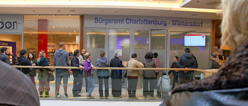 Reihenweise Ärger. Im neuen Bürgeramt in den Wilmersdorfer Arcaden ist es leider nicht immer so friedlich: Am vorigen Donnerstag prügelten vier Mütter auf Beschäftigte ein.