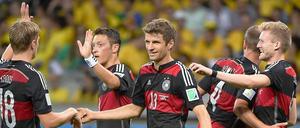 Da staunen sogar die deutschen Spieler. Gegen Brasilien gelingt der Mannschaft von Joachim Löw alles.