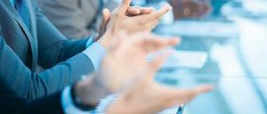 Gut gemacht. Positives Feedback am Arbeitsplatz hebt die Stimmung – und erhöht die Produktivität. 