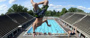 Schönen Gruß von der Schwerkraft. Für diesen Herrn geht’s gleich abwärts. In die entgegengesetzte Richtung bewegen sich die Kosten für die Sanierung des Olympiabads. 