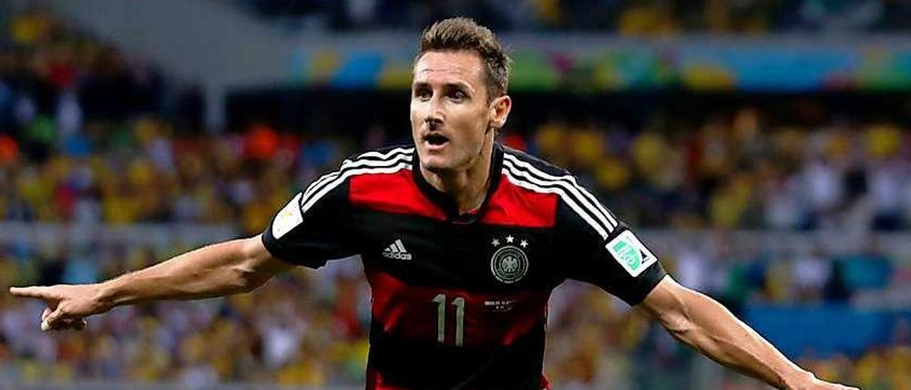 Miroslav Klose steigt mit seinem 16. WM-Tor endgültig zur Fußball-Legende auf.