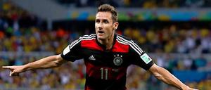 Miroslav Klose steigt mit seinem 16. WM-Tor endgültig zur Fußball-Legende auf. 