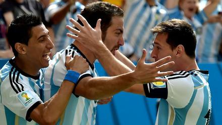 Jubel: Torschütze Higuain (m.) mit Lionel Messi (r.) und Angel di Maria.