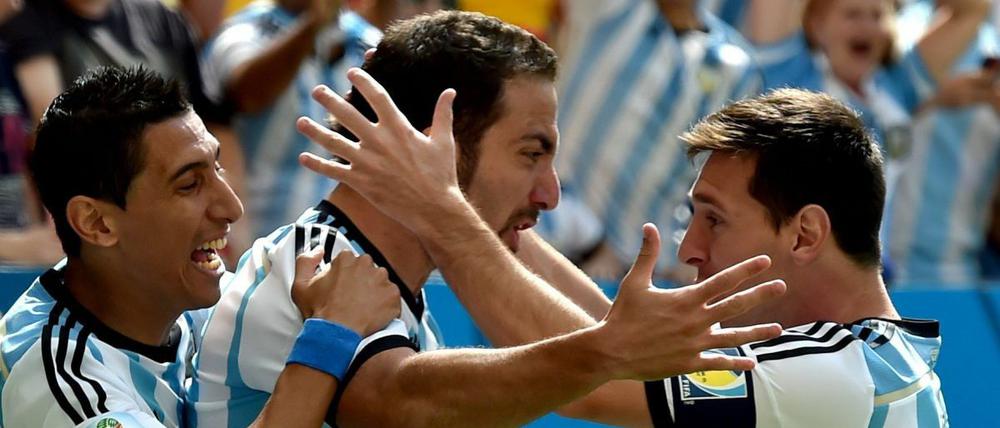 Jubel: Torschütze Higuain (m.) mit Lionel Messi (r.) und Angel di Maria.