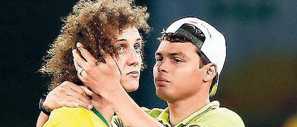 Geteiltes Leid. Brasiliens Abwehrchef Thiago Silva, im Halbfinale gesperrt, tröstet Kollege David Luiz (links).Foto: AFP