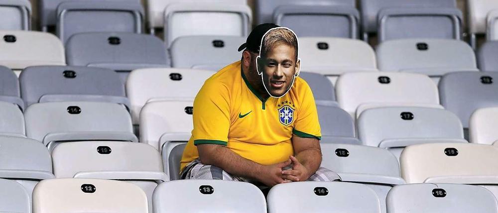 Ein Volk trauert - und Brasiliens Superstar Neymar kann am Ende sogar froh sein, dass er nur als Maske auf den Köpfen zahlreicher Fans bei diesem Debakel im WM-Halbfinale gegen Deutschland dabei war