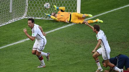 Der frühe Moment der Entscheidung. Mats Hummels dreht nach seinem Kopfballtor jubelnd ab.