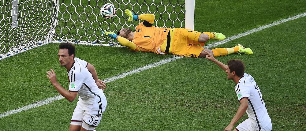 Der frühe Moment der Entscheidung. Mats Hummels dreht nach seinem Kopfballtor jubelnd ab.