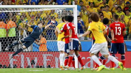 Schuss ins Halbfinale. David Luiz (vorn, 4) jagt diesen Ball per Freistoß oben rechts in den Torwinkel.