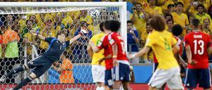 Schuss ins Halbfinale. David Luiz (vorn, 4) jagt diesen Ball per Freistoß oben rechts in den Torwinkel.