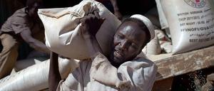 Die Zahl der Hungernden ist zwar zwischen 1990 und 2014 deutlich zurückgegangen. Doch in den vielen Flüchtlingslagern rund um die Welt ist der Mangel weiter groß. Das Foto zeigt eine Essensausgabe in einem Lager im westsudanesischen Darfur. 