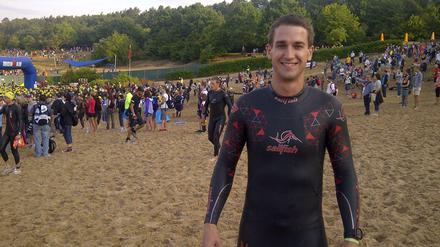Gute Laune vor dem Start: Unser Kolumnist Arne Bensiek am Langener Waldsee, wo die Schwimmstrecke von 3,8 Kilometern absolviert wird.