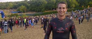 Gute Laune vor dem Start: Unser Kolumnist Arne Bensiek am Langener Waldsee, wo die Schwimmstrecke von 3,8 Kilometern absolviert wird.