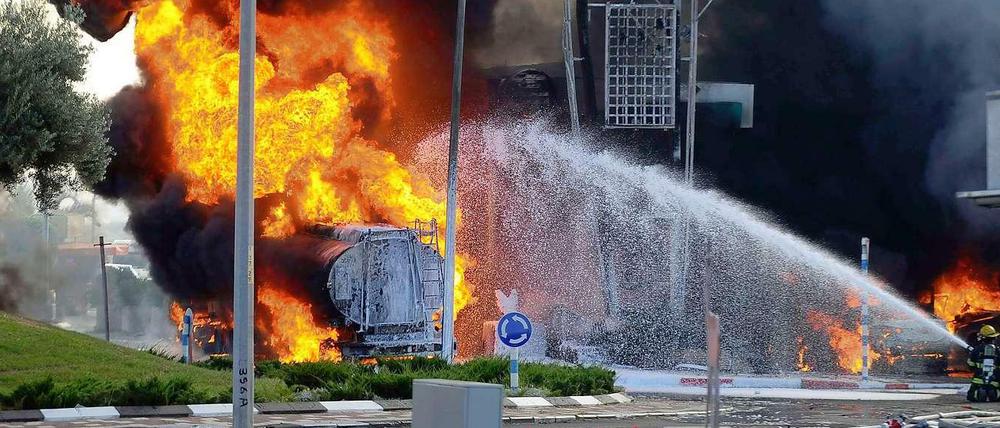 Eine Rakete radikaler Palästinenser hat eine Tankstelle in der israelischen Stadt Ashdod in Brand gesetzt. 