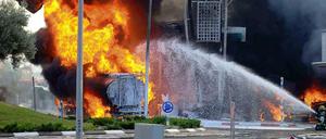 Eine Rakete radikaler Palästinenser hat eine Tankstelle in der israelischen Stadt Ashdod in Brand gesetzt. 