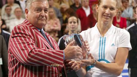 Markenzeichen rot-weißes Jackett: Berlins langjähriger Turnierdirektor Eberhard Wensky, hier mit Steffi Graf.
