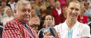 Markenzeichen rot-weißes Jackett: Berlins langjähriger Turnierdirektor Eberhard Wensky, hier mit Steffi Graf.