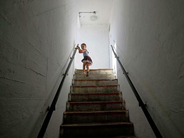 Relative Sicherheit. Warten im Bunker ist wieder Alltag in Ashkelon und Sderot. "Farbe Rot" lautet die Parole, wenn ein Raketeneinschlag droht. Manche Kinder haben deshalb Angst vor der Farbe.