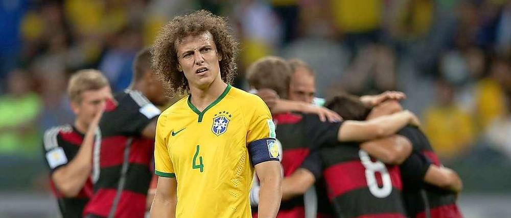 Was passiert hier? Brasiliens Innenverteidiger Luiz schaut ungläubig drein, während die Deutschen das nächste Tor feiern. 