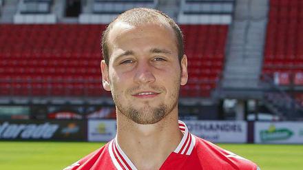 Roy Beerens ist 1,73 Meter groß und wurde in der Jugend des PSV Eindhoven ausgebildet. Er kann gut beide Außenbahnen entlanglaufen. 