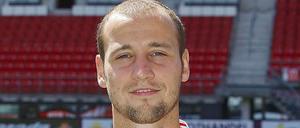 Roy Beerens ist 1,73 Meter groß und wurde in der Jugend des PSV Eindhoven ausgebildet. Er kann gut beide Außenbahnen entlanglaufen. 