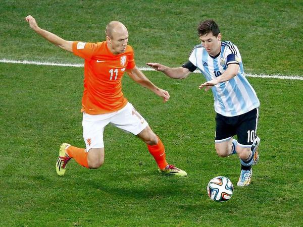 Der Niederländer Arjen Robben und der Argentinier Lionel Messi kämpfen bei der WM 2014 in Brasilien im Halbfinale um den Ball.