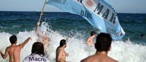 Die argentinischen Fans haben die Copacabana fest im Griff.