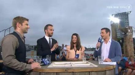 Auf dem Berliner Badeschiff begrüßte Alexander Bommes Tagesschausprecherin Linda Zervakis, Moderator Jan Böhmermann und Ex-Nationalspieler Thomas Hitzlsperger. 
