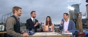 Auf dem Berliner Badeschiff begrüßte Alexander Bommes Tagesschausprecherin Linda Zervakis, Moderator Jan Böhmermann und Ex-Nationalspieler Thomas Hitzlsperger. 