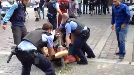 Die Beamten beim Polizeieinsatz vor dem Görlitzer Park.