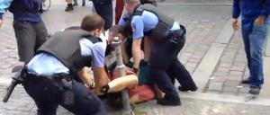 Die Beamten beim Polizeieinsatz vor dem Görlitzer Park.