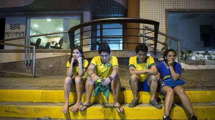 Bangen um Neymar: Einige brasilianische Fans pilgerten sogar vor das Krankenhaus, in dem der brasilianische Stürmerstar mit seiner Rückenverletzung behandelt wurde. 