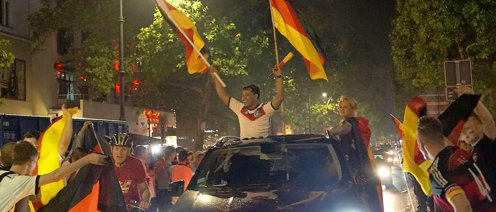 Kein deutscher Sieg ohne Autokorso. Auf dem Kurfürstendamm herrscht wieder Ausnahmezustand.