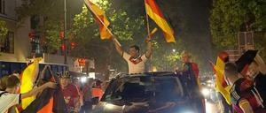 Kein deutscher Sieg ohne Autokorso. Auf dem Kurfürstendamm herrscht wieder Ausnahmezustand.
