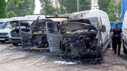 Die Polizei untersucht die ausgebrannten Transporter in Niederschönhausen.