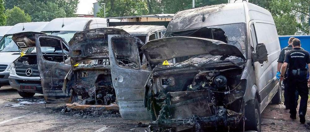 Die Polizei untersucht die ausgebrannten Transporter in Niederschönhausen.
