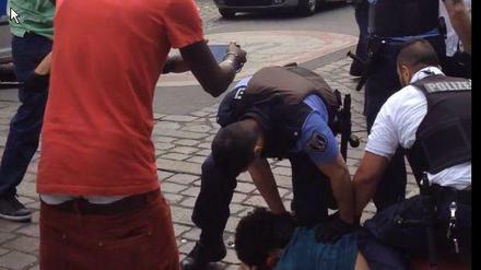 Nun ist ein zweites Video des umstrittenen Polizeieinsatzes aufgetaucht. 