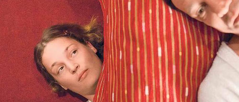 Frau unterm Bett. Das Zimmermädchen Lynn (Vicky Krieps) beobachtet das Leben aus Bodennähe.