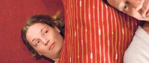 Frau unterm Bett. Das Zimmermädchen Lynn (Vicky Krieps) beobachtet das Leben aus Bodennähe.