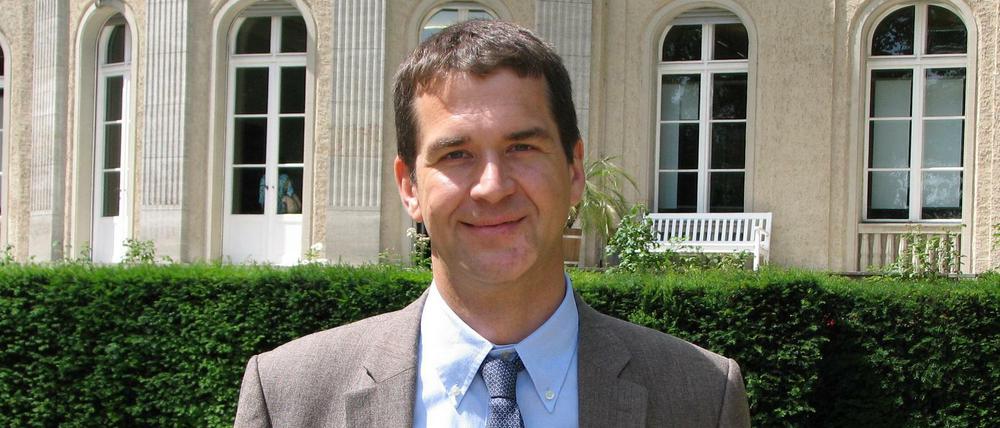 Hans-Christian Jasch vor seinem neuen Arbeitsplatz, dem Haus der Wannsee-Konferenz, in dem vor 72 Jahren der beginnende Holocaust an den Juden organisiert wurde.