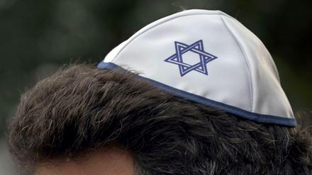 Mann mit Kippa, auf die ein Davidstern gedruckt ist.