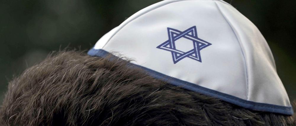 Mann mit Kippa, auf die ein Davidstern gedruckt ist.