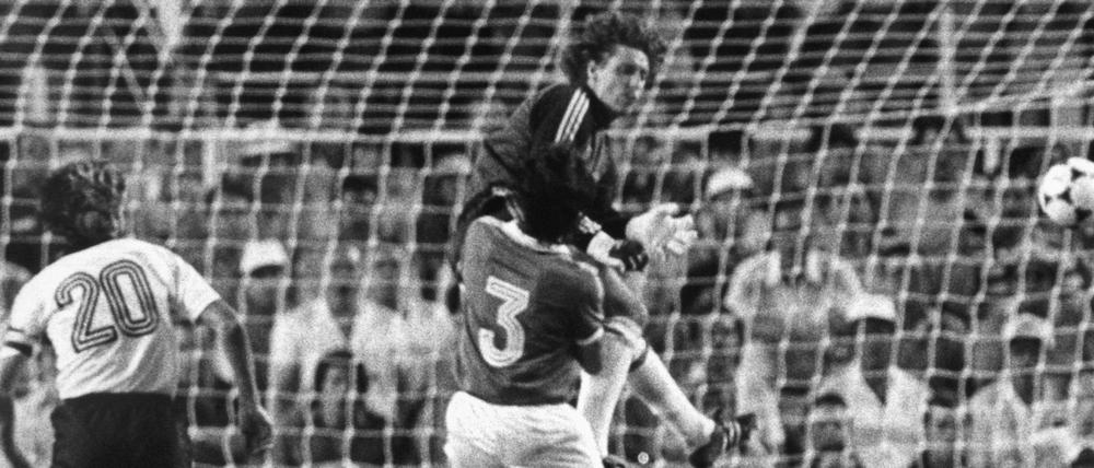 Am 8. Juli 1982, beim WM-Halbfinalspiel Deutschland gegen Frankreich blieb die ARD dran - statt schnell in die Werbung zu schalten.