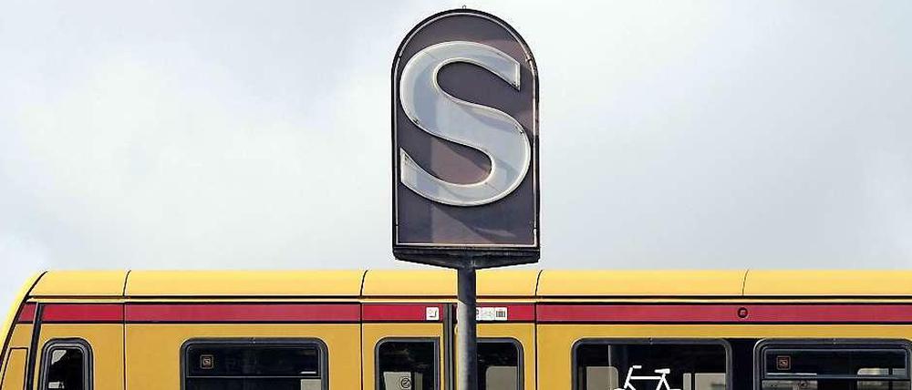 Bei einem Raubüberfall in einer S-Bahn wurde ein Mann schwer verletzt.